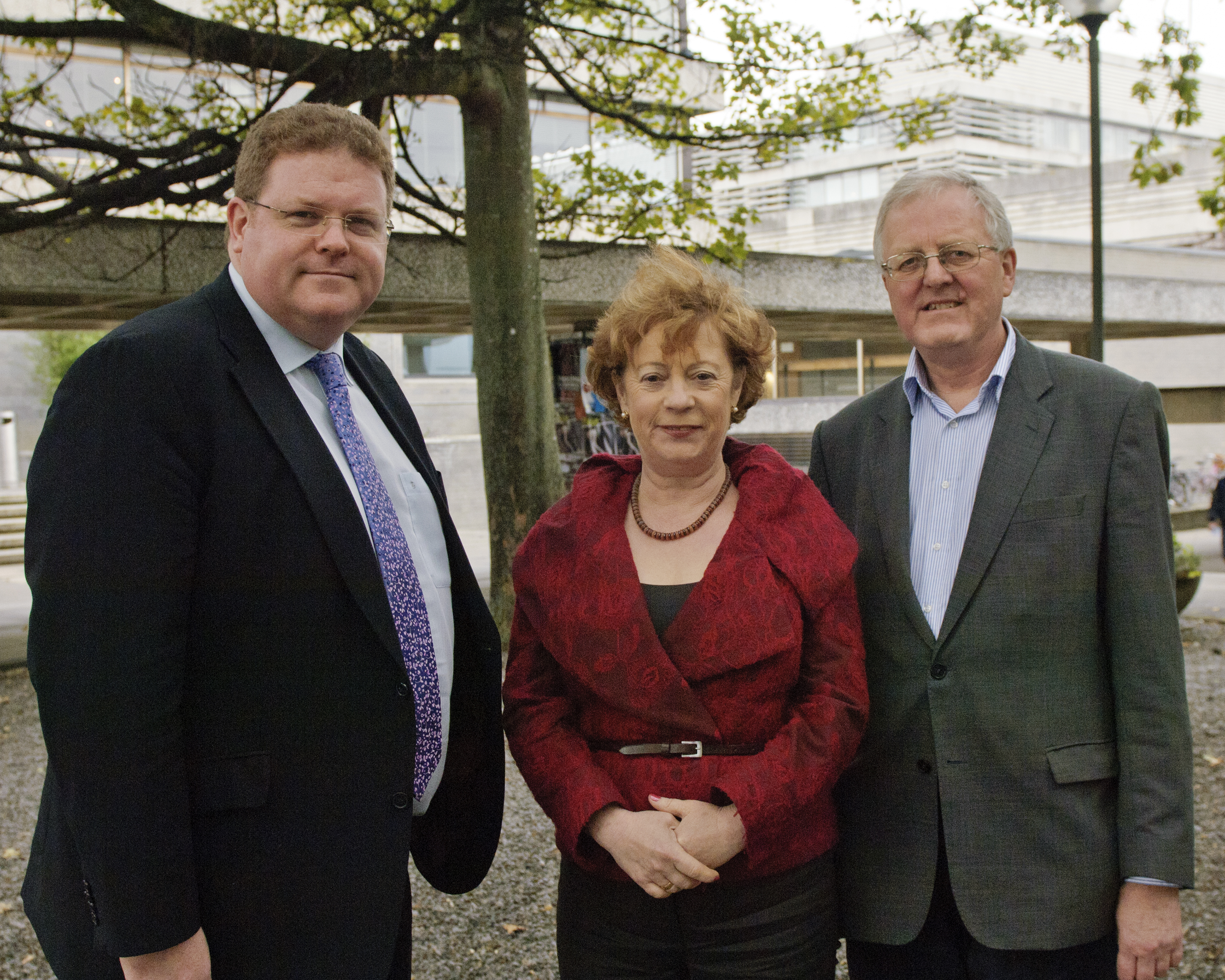 Dónall Ó Braonáin, léachtóir na bliana 2011, An tOllamh Máire Ní Annracháin agus An tOllamh Liam Mac Mathúna