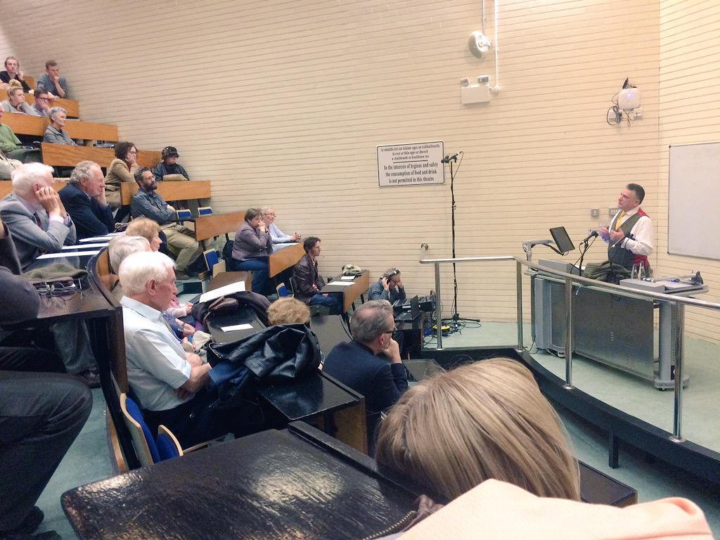 Peadar Ó Riada i mbun léachta