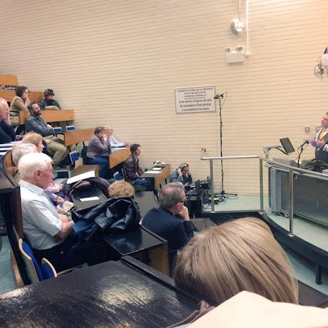 Peadar Ó Riada i mbun léachta