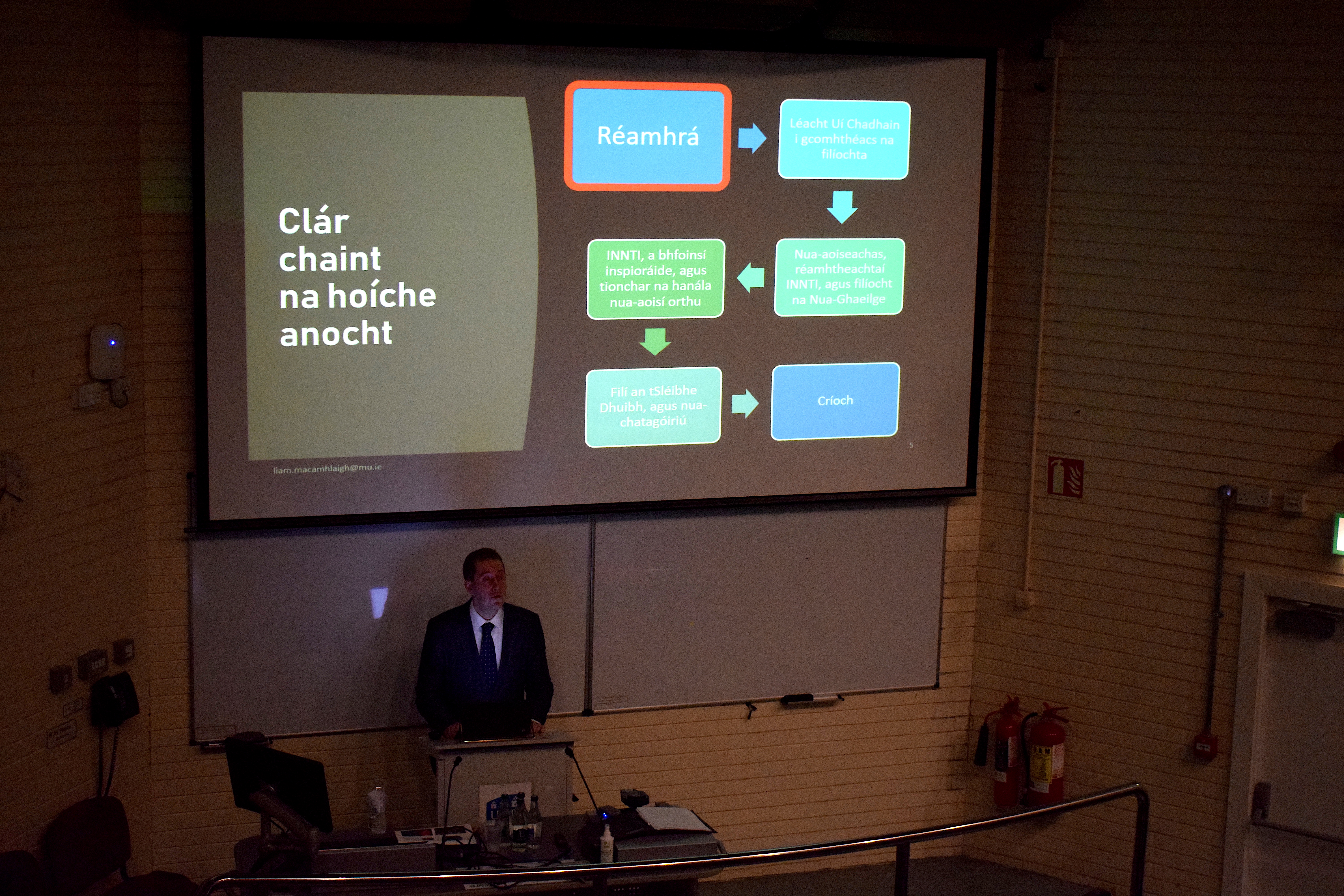 An Dr Liam Mac Amhlaigh ag tús na léachta